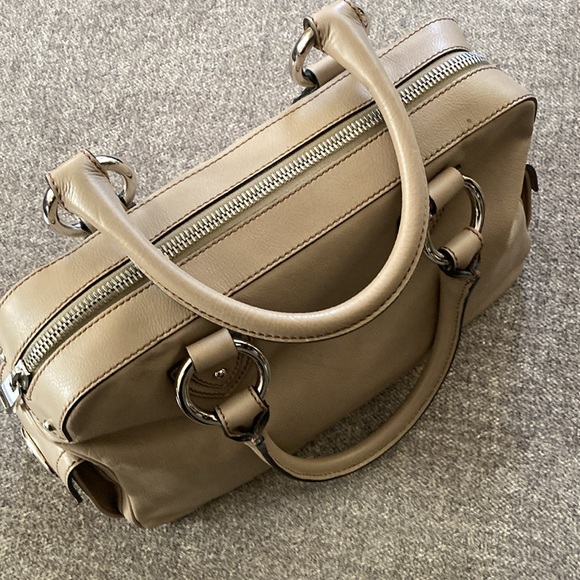 Authentic Marc Jacobs bag! Silver accents. Zipper closure. Never used! - Picture 3 of 7